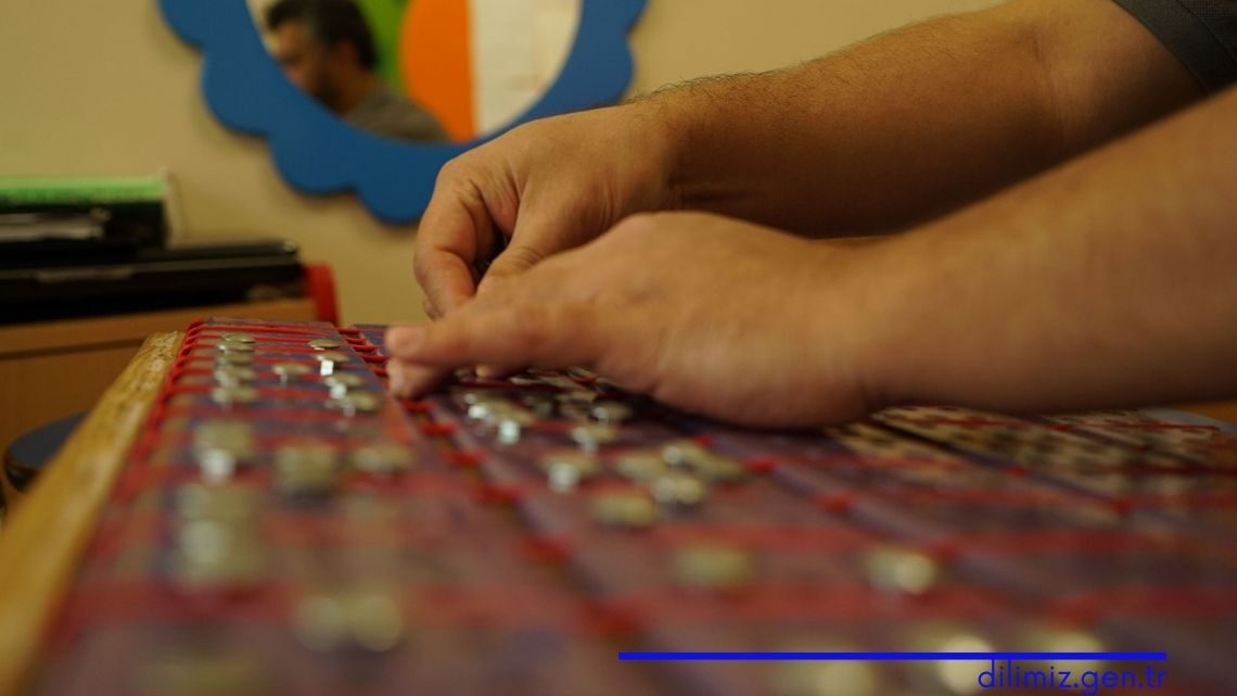 Görme engelliler Braille alfabesini kullanarak okuyabilirler